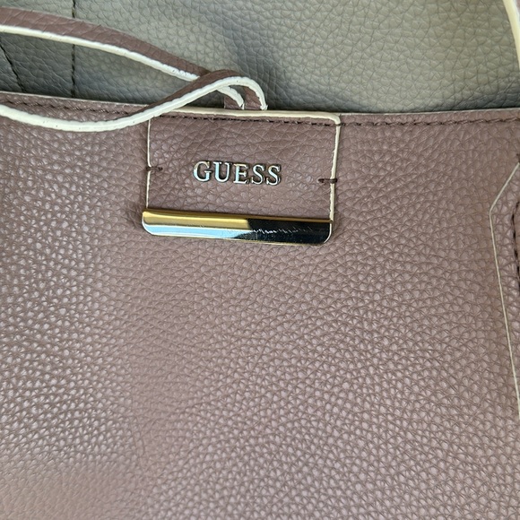 Guess pale pink Tote
Fabulous condition...approx 18" x 10" bottom base 12"by 5" - Picture 6 of 9
